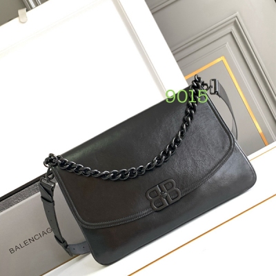 Balenciaga巴黎世家 新款2024Fall的 BB Soft 系列 超級柔軟超有質感！可調節肩帶銀鏈 鏈條的腋下包設計和實用性的寬肩帶可以讓你在酷辣和休閒 style 之間自由切換，包型搭配層次分明的內部空間，功能也足夠強鏈條部分的