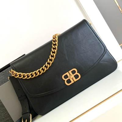 Balenciaga巴黎世家 新款2024Fall的 BB Soft 系列 超級柔軟超有質感！可調節肩帶銀鏈 鏈條的腋下包設計和實用性的寬肩帶可以讓你在酷辣和休閒 style 之間自由切換，包型搭配層次分明的內部空間，功能也足夠強鏈條部分的