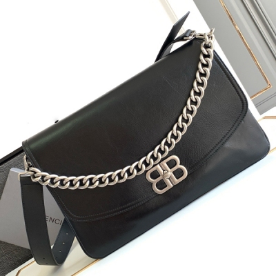 Balenciaga巴黎世家 新款2024Fall的 BB Soft 系列 超級柔軟超有質感！可調節肩帶銀鏈 鏈條的腋下包設計和實用性的寬肩帶可以讓你在酷辣和休閒 style 之間自由切換，包型搭配層次分明的內部空間，功能也足夠強鏈條部分的