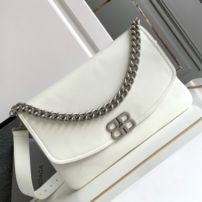 Balenciaga巴黎世家 新款2024Fall的 BB Soft 系列 超級柔軟超有質感！可調節肩帶銀鏈 鏈條的腋下包設計和實用性的寬肩帶可以讓你在酷辣和休閒 style 之間自由切換，包型搭配層次分明的內部空間，功能也足夠強鏈條部分的