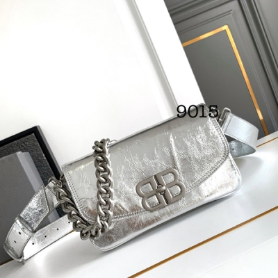 Balenciaga巴黎世家 新款2024Fall的 BB Soft 系列 超級柔軟超有質感！可調節肩帶銀鏈 鏈條的腋下包設計和實用性的寬肩帶可以讓你在酷辣和休閒 style 之間自由切換，包型搭配層次分明的內部空間，功能也足夠強鏈條部分的