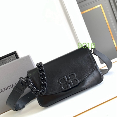 Balenciaga巴黎世家 新款2024Fall的 BB Soft 系列 超級柔軟超有質感！可調節肩帶銀鏈 鏈條的腋下包設計和實用性的寬肩帶可以讓你在酷辣和休閒 style 之間自由切換，包型搭配層次分明的內部空間，功能也足夠強鏈條部分的