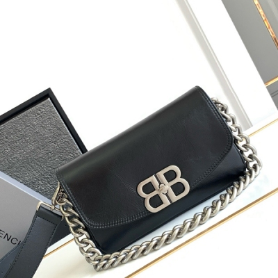 Balenciaga巴黎世家 新款2024Fall的 BB Soft 系列 超級柔軟超有質感！可調節肩帶銀鏈 鏈條的腋下包設計和實用性的寬肩帶可以讓你在酷辣和休閒 style 之間自由切換，包型搭配層次分明的內部空間，功能也足夠強鏈條部分的