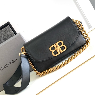 Balenciaga巴黎世家 新款2024Fall的 BB Soft 系列 超級柔軟超有質感！可調節肩帶銀鏈 鏈條的腋下包設計和實用性的寬肩帶可以讓你在酷辣和休閒 style 之間自由切換，包型搭配層次分明的內部空間，功能也足夠強鏈條部分的