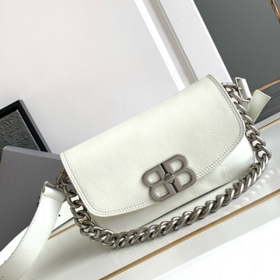 Balenciaga巴黎世家 新款2024Fall的 BB Soft 系列 超級柔軟超有質感！可調節肩帶銀鏈 鏈條的腋下包設計和實用性的寬肩帶可以讓你在酷辣和休閒 style 之間自由切換，包型搭配層次分明的內部空間，功能也足夠強鏈條部分的