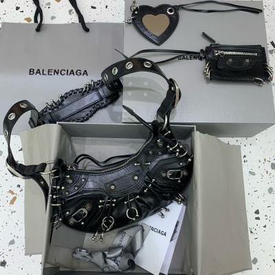 Balenciaga巴黎世家 Le Cagole半月牙腋下包斜挎包 致敬經典機車包系列重磅新款王炸登場 在傳統的機車包上做了改良 可調節編織肩帶附加孔眼和外掛皮革卡包、心型掛鏡 沿用經典機車元素 細節非常講究 上身簡直癡迷 復古率性 充滿搖