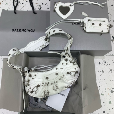 Balenciaga巴黎世家 Le Cagole半月牙腋下包斜挎包 致敬經典機車包系列重磅新款王炸登場 在傳統的機車包上做了改良 可調節編織肩帶附加孔眼和外掛皮革卡包、心型掛鏡 沿用經典機車元素 細節非常講究 上身簡直癡迷 復古率性 充滿搖
