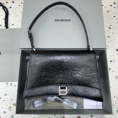 Balenciaga巴黎世家 crush 新品中號 沙漏新款皮肩帶腋下包新款褶皺系列 搭配全皮肩帶 可隨意切換單肩斜挎背法，帥氣俐落亦不失復古的感覺 尺寸：底長31x寬10×高19（中號）