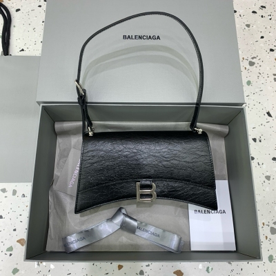 Balenciaga巴黎世家 crush 新品小號 沙漏新款皮肩帶腋下包新款褶皺系列 搭配全皮肩帶 可隨意切換單肩斜挎背法，帥氣俐落亦不失復古的感覺 尺寸：底長25×寬6×高15