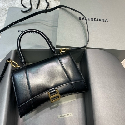 Balenciaga巴黎世家 原單 本季重磅 平紋黑色 沙漏包，獨特的標誌性弧線形狀造型極具辨識度，一眼就讓人眼前一亮呀超炫酷，外觀呈現一輪半月狀上墜一個金屬B形拉環牛皮質感也非常感人非常有腔調，日用品還是精挑細選百搭又潮流，今年這款巴黎世