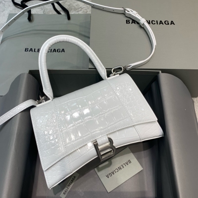 Balenciaga巴黎世家 原單 本季重磅 沙漏包，獨特的標誌性弧線形狀造型極具辨識度，一眼就讓人眼前一亮呀超炫酷，外觀呈現一輪半月狀上墜一個金屬B形拉環牛皮質感也非常感人非常有腔調，日用品還是精挑細選百搭又潮流，今年這款巴黎世家沙漏包一