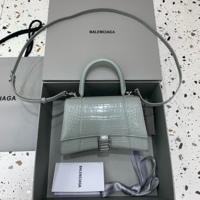 Balenciaga巴黎世家 原單 本季重磅 沙漏包，獨特的標誌性弧線形狀造型極具辨識度，一眼就讓人眼前一亮呀超炫酷，外觀呈現一輪半月狀上墜一個金屬B形拉環牛皮質感也非常感人非常有腔調，日用品還是精挑細選百搭又潮流，今年這款巴黎世家沙漏包一