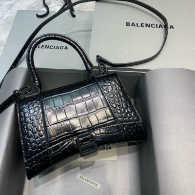 Balenciaga巴黎世家 原單 本季重磅 沙漏包，獨特的標誌性弧線形狀造型極具辨識度，一眼就讓人眼前一亮呀超炫酷，外觀呈現一輪半月狀上墜一個金屬B形拉環牛皮質感也非常感人非常有腔調，日用品還是精挑細選百搭又潮流，今年這款巴黎世家沙漏包一