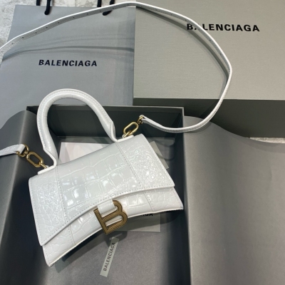 Balenciaga巴黎世家 原單 本季重磅 沙漏包，獨特的標誌性弧線形狀造型極具辨識度，一眼就讓人眼前一亮呀超炫酷，外觀呈現一輪半月狀上墜一個金屬B形拉環牛皮質感也非常感人非常有腔調，日用品還是精挑細選百搭又潮流，今年這款巴黎世家沙漏包一