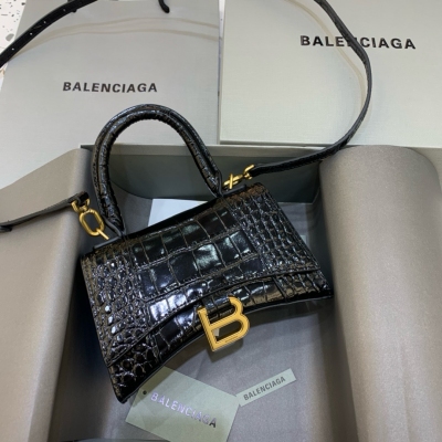 Balenciaga巴黎世家 原單 本季重磅 沙漏包，獨特的標誌性弧線形狀造型極具辨識度，一眼就讓人眼前一亮呀超炫酷，外觀呈現一輪半月狀上墜一個金屬B形拉環牛皮質感也非常感人非常有腔調，日用品還是精挑細選百搭又潮流，今年這款巴黎世家沙漏包一