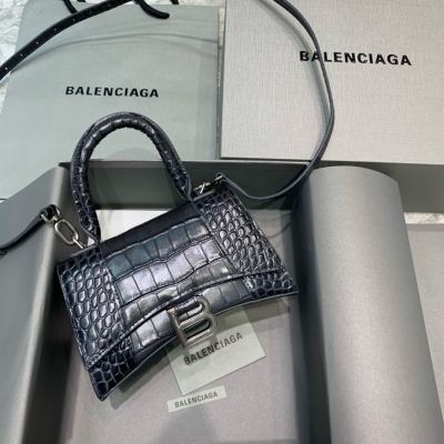 Balenciaga巴黎世家 原單 本季重磅 沙漏包，獨特的標誌性弧線形狀造型極具辨識度，一眼就讓人眼前一亮呀超炫酷，外觀呈現一輪半月狀上墜一個金屬B形拉環牛皮質感也非常感人非常有腔調，日用品還是精挑細選百搭又潮流，今年這款巴黎世家沙漏包一