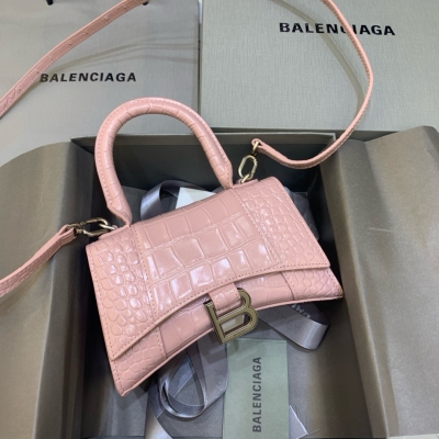 Balenciaga巴黎世家 原單 本季重磅 沙漏包，獨特的標誌性弧線形狀造型極具辨識度，一眼就讓人眼前一亮呀超炫酷，外觀呈現一輪半月狀上墜一個金屬B形拉環牛皮質感也非常感人非常有腔調，日用品還是精挑細選百搭又潮流，今年這款巴黎世家沙漏包一