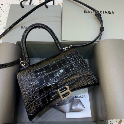 Balenciaga巴黎世家 原單 本季重磅 沙漏包，獨特的標誌性弧線形狀造型極具辨識度，一眼就讓人眼前一亮呀超炫酷，外觀呈現一輪半月狀上墜一個金屬B形拉環牛皮質感也非常感人非常有腔調，日用品還是精挑細選百搭又潮流，今年這款巴黎世家沙漏包一