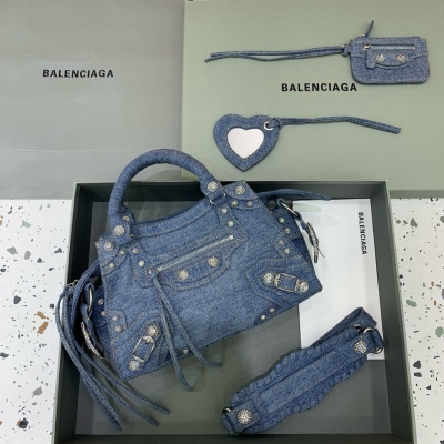 Balenciaga巴黎世家 最新款Neo cagole機車包 這次配備了愛心小鏡子，酷颯的外表下是一顆甜心 拎上就能提升整個氣場，輕而易舉的帥一地呀，甜心辣妹必入 尺寸：26x13x18cm 牛仔藍色帶鑽
