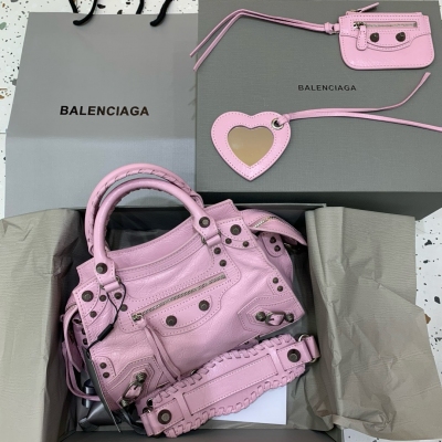 Balenciaga巴黎世家 最新款Neo cagole機車包 這次配備了愛心小鏡子，酷颯的外表下是一顆甜心 拎上就能提升整個氣場，輕而易舉的帥一地呀，甜心辣妹必入 尺寸：26x13x18cm 油蠟新粉銀扣