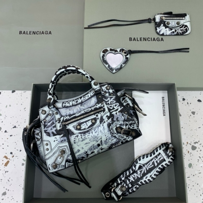 Balenciaga巴黎世家 最新款Neo cagole機車包 這次配備了愛心小鏡子，酷颯的外表下是一顆甜心 拎上就能提升整個氣場，輕而易舉的帥一地呀，甜心辣妹必入 尺寸：26x13x18cm 黑色塗鴉銀扣