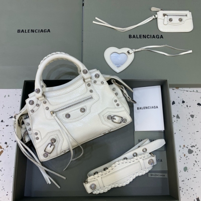 Balenciaga巴黎世家 最新款Neo cagole機車包 這次配備了愛心小鏡子，酷颯的外表下是一顆甜心 拎上就能提升整個氣場，輕而易舉的帥一地呀，甜心辣妹必入 尺寸：26x13x18cm 油蠟白帶鑽