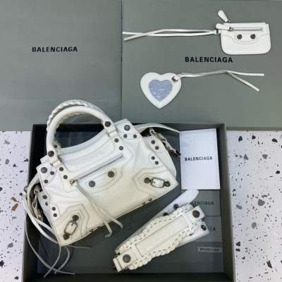 Balenciaga巴黎世家 最新款Neo cagole機車包 這次配備了愛心小鏡子，酷颯的外表下是一顆甜心 拎上就能提升整個氣場，輕而易舉的帥一地呀，甜心辣妹必入 尺寸：26x13x18cm 油蠟白銀扣