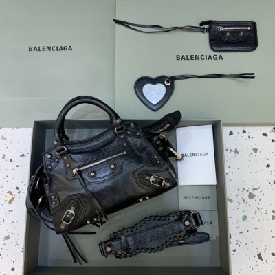 Balenciaga巴黎世家 最新款Neo cagole機車包 這次配備了愛心小鏡子，酷颯的外表下是一顆甜心 拎上就能提升整個氣場，輕而易舉的帥一地呀，甜心辣妹必入 尺寸：26x13x18cm 油蠟黑銀扣