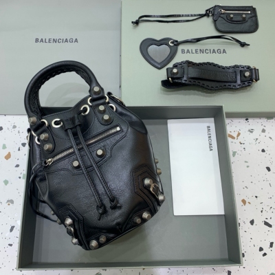 Balenciaga巴黎世家 city水桶包 新款機車水桶包，不同以往的設計包型，這個包型真的太可愛太實用啦，配上city機車包型，可鹽可甜，小小的包型卻意外的能裝，可以手提可以斜挎，斜挎肩帶可以調節長短，還有小配件掛飾，完美點綴，不喜歡傳