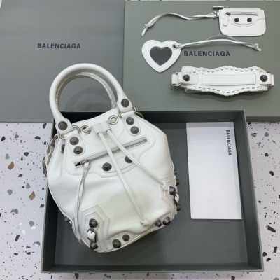 Balenciaga巴黎世家 city水桶包 新款機車水桶包，不同以往的設計包型，這個包型真的太可愛太實用啦，配上city機車包型，可鹽可甜，小小的包型卻意外的能裝，可以手提可以斜挎，斜挎肩帶可以調節長短，還有小配件掛飾，完美點綴，不喜歡傳