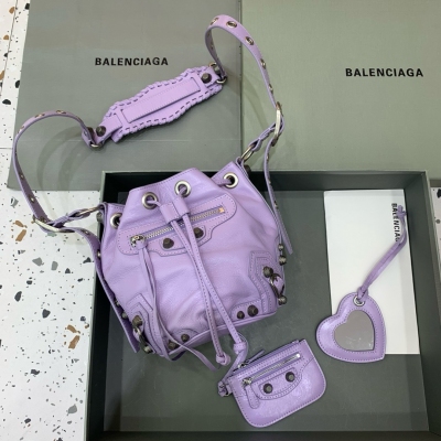 Balenciaga巴黎世家 city水桶包 新款機車水桶包，不同以往的設計包型，這個包型真的太可愛太實用啦，配上city機車包型，可鹽可甜，小小的包型卻意外的能裝，可以手提可以斜挎，斜挎肩帶可以調節長短，還有小配件掛飾，完美點綴，不喜歡傳