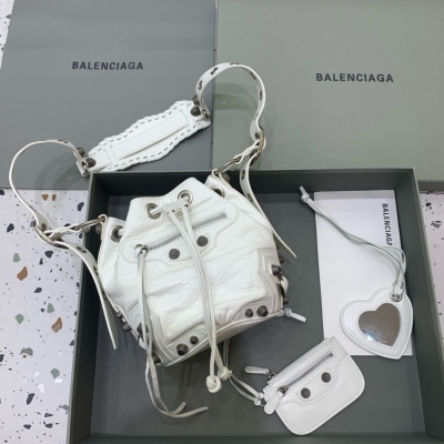 Balenciaga巴黎世家 city水桶包 新款機車水桶包，不同以往的設計包型，這個包型真的太可愛太實用啦，配上city機車包型，可鹽可甜，小小的包型卻意外的能裝，可以手提可以斜挎，斜挎肩帶可以調節長短，還有小配件掛飾，完美點綴，不喜歡傳