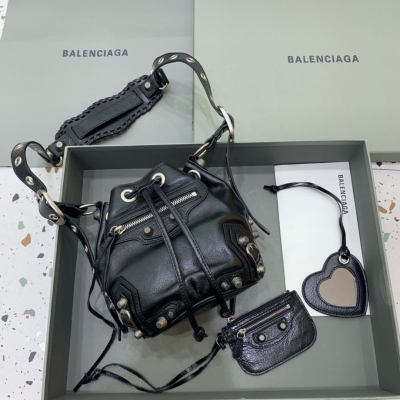 Balenciaga巴黎世家 city水桶包 新款機車水桶包，不同以往的設計包型，這個包型真的太可愛太實用啦，配上city機車包型，可鹽可甜，小小的包型卻意外的能裝，可以手提可以斜挎，斜挎肩帶可以調節長短，還有小配件掛飾，完美點綴，不喜歡傳