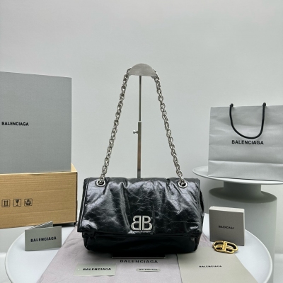 Balenciaga巴黎世家 新款 Monaco系列 軟乎乎的 Monaco 確實給人很鬆弛的感覺 像枕頭一樣柔軟的包包 可以滿足各種搭配需求的一款 超柔軟小牛皮 經典圓邊 BB logo 容量滿滿 寶貝們千萬不要錯過了 時髦精必須背上身啊