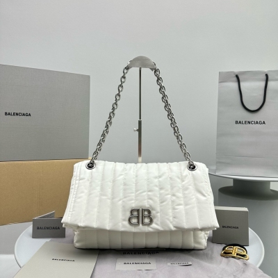 Balenciaga巴黎世家 新款 Monaco系列 新一季的 Monaco 太美了 大包愛好者心中狂喜，軟乎乎的手感，背法很多很好搭很實用 給人很鬆弛的感覺 像枕頭一樣柔軟的包包 可以滿足各種搭配需求的一款 超柔軟小牛皮 經典圓邊 BB