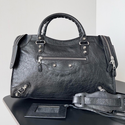 Balenciaga巴黎世家 巴黎世家city大號義大利爆裂羊皮 現貨限量的義大利原廠羊皮，手工縫製雙蠟線手柄，配一條可拆卸的肩帶，頂級配備拉鍊（同專櫃完全一致B拉鍊頭），完美鍍金金屬配件，皮革拉鍊頭，前部含拉鍊口袋，內置拉鍊袋，搭配BAL