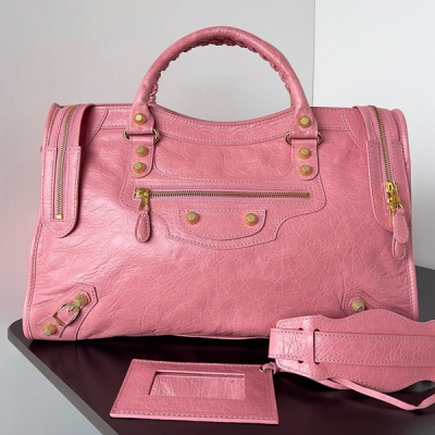 Balenciaga巴黎世家 巴黎世家city大號義大利爆裂羊皮 現貨限量的義大利原廠羊皮，手工縫製雙蠟線手柄，配一條可拆卸的肩帶，頂級配備拉鍊（同專櫃完全一致B拉鍊頭），完美鍍金金屬配件，皮革拉鍊頭，前部含拉鍊口袋，內置拉鍊袋，搭配BAL