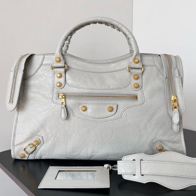 Balenciaga巴黎世家 巴黎世家city大號義大利爆裂羊皮 現貨限量的義大利原廠羊皮，手工縫製雙蠟線手柄，配一條可拆卸的肩帶，頂級配備拉鍊（同專櫃完全一致B拉鍊頭），完美鍍金金屬配件，皮革拉鍊頭，前部含拉鍊口袋，內置拉鍊袋，搭配BAL