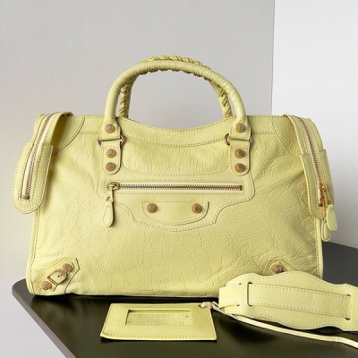 Balenciaga巴黎世家 巴黎世家city大號義大利爆裂羊皮 現貨限量的義大利原廠羊皮，手工縫製雙蠟線手柄，配一條可拆卸的肩帶，頂級配備拉鍊（同專櫃完全一致B拉鍊頭），完美鍍金金屬配件，皮革拉鍊頭，前部含拉鍊口袋，內置拉鍊袋，搭配BAL