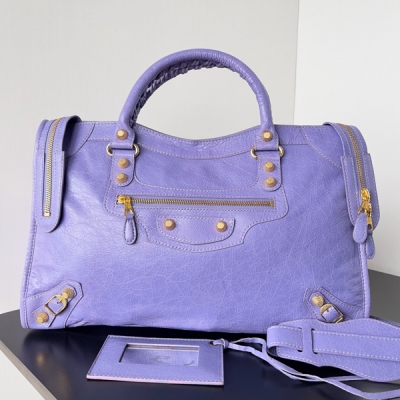 Balenciaga巴黎世家 巴黎世家city大號義大利爆裂羊皮 現貨限量的義大利原廠羊皮，手工縫製雙蠟線手柄，配一條可拆卸的肩帶，頂級配備拉鍊（同專櫃完全一致B拉鍊頭），完美鍍金金屬配件，皮革拉鍊頭，前部含拉鍊口袋，內置拉鍊袋，搭配BAL