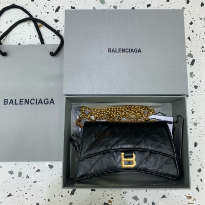 Balenciaga巴黎世家 crush最香沙漏鏈條包 最新Crush絎縫鏈條包強勢登場！致敬經典獨特的標誌性弧線形狀造型極具辨識度，一眼就讓人眼前一亮呀 打破傳統硬挺的包型 皮質柔軟 多夾層 容量大 肩帶可隨意切換單肩斜挎背法，隨性大氣風