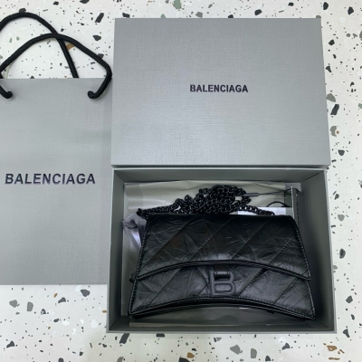 Balenciaga巴黎世家 crush最香沙漏鏈條包 最新Crush絎縫鏈條包強勢登場！致敬經典獨特的標誌性弧線形狀造型極具辨識度，一眼就讓人眼前一亮呀 打破傳統硬挺的包型 皮質柔軟 多夾層 容量大 肩帶可隨意切換單肩斜挎背法，隨性大氣風