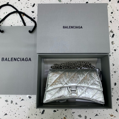Balenciaga巴黎世家 crush最香沙漏鏈條包 最新Crush絎縫鏈條包強勢登場！致敬經典獨特的標誌性弧線形狀造型極具辨識度，一眼就讓人眼前一亮呀 打破傳統硬挺的包型 皮質柔軟 多夾層 容量大 肩帶可隨意切換單肩斜挎背法，隨性大氣風