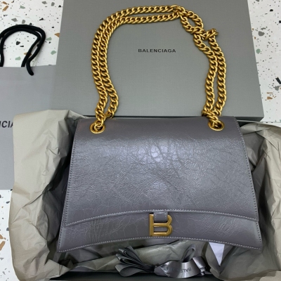 Balenciaga巴黎世家 crush最香沙漏鏈條包 最新Crush絎縫鏈條包強勢登場！致敬經典獨特的標誌性弧線形狀造型極具辨識度，一眼就讓人眼前一亮呀 打破傳統硬挺的包型 皮質柔軟 多夾層 容量大 肩帶可隨意切換單肩斜挎背法，隨性大氣風
