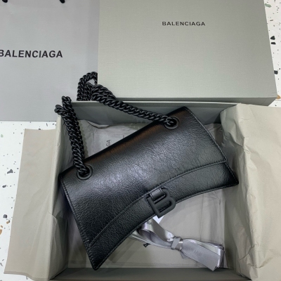 Balenciaga巴黎世家 crush最香沙漏鏈條包 最新Crush絎縫鏈條包強勢登場！致敬經典獨特的標誌性弧線形狀造型極具辨識度，一眼就讓人眼前一亮呀 打破傳統硬挺的包型 皮質柔軟 多夾層 容量大 肩帶可隨意切換單肩斜挎背法，隨性大氣風
