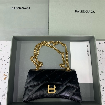 Balenciaga巴黎世家 crush最香沙漏鏈條包 最新Crush絎縫鏈條包強勢登場！致敬經典獨特的標誌性弧線形狀造型極具辨識度，一眼就讓人眼前一亮呀 打破傳統硬挺的包型 皮質柔軟 多夾層 容量大 肩帶可隨意切換單肩斜挎背法，隨性大氣風
