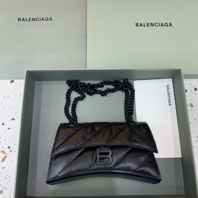 Balenciaga巴黎世家 crush最香沙漏鏈條包 最新Crush絎縫鏈條包強勢登場！致敬經典獨特的標誌性弧線形狀造型極具辨識度，一眼就讓人眼前一亮呀 打破傳統硬挺的包型 皮質柔軟 多夾層 容量大 肩帶可隨意切換單肩斜挎背法，隨性大氣風