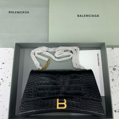 Balenciaga巴黎世家 crush最香沙漏鏈條包 最新Crush絎縫鏈條包強勢登場！致敬經典獨特的標誌性弧線形狀造型極具辨識度，一眼就讓人眼前一亮呀 打破傳統硬挺的包型 皮質柔軟 多夾層 容量大 肩帶可隨意切換單肩斜挎背法，隨性大氣風