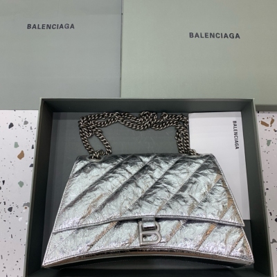 Balenciaga巴黎世家 crush最香沙漏鏈條包 最新Crush絎縫鏈條包強勢登場！致敬經典獨特的標誌性弧線形狀造型極具辨識度，一眼就讓人眼前一亮呀 打破傳統硬挺的包型 皮質柔軟 多夾層 容量大 肩帶可隨意切換單肩斜挎背法，隨性大氣風