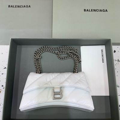 Balenciaga巴黎世家 crush最香沙漏鏈條包 最新Crush絎縫鏈條包強勢登場！致敬經典獨特的標誌性弧線形狀造型極具辨識度，一眼就讓人眼前一亮呀 打破傳統硬挺的包型 皮質柔軟 多夾層 容量大 肩帶可隨意切換單肩斜挎背法，隨性大氣風